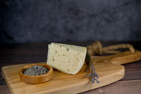Монкле́р Прова́нс — сыр полутвёрдый, выдержанный, с лавандой